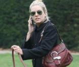 Total look noir pour Miller qui pose sa griffe fashion en portant un super sac signé Dior ! 