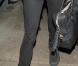 Ici, à l'aéroport de L.A, Sienna portait une veste en cuir camel, juste canon, avec un slim et des Uggs ! 