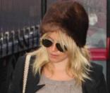 Look street chic pour la jolie Londonienne, qui porte une chapka marron... Peut-être pour se parer du froid ! 