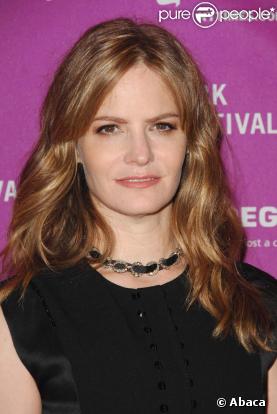 Jennifer Jason Leigh va faire ses premiers pas à la télévision dans  Weeds  ! 