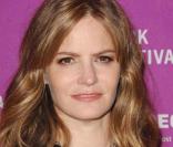 Jennifer Jason Leigh va faire ses premiers pas à la télévision dans  Weeds  ! 