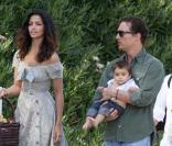Matthew McConaughey, Camilla Alves et leur fils Levi vont chercher des oeufs pour Pâques à Malibu