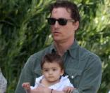 Matthew McConaughey et son fils Levi vont chercher des oeufs pour Pâques à Malibu
