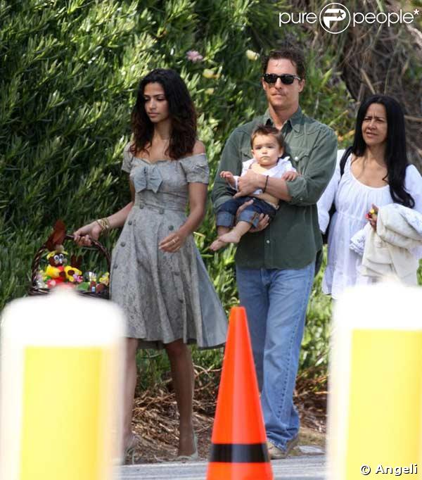 Matthew McConaughey, Camilla Alves et leur fils Levi vont chercher des oeufs pour Pâques à Malibu
