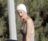 Le top model Carolyn Murphy en shooting à Malibu le 17 avril 2009