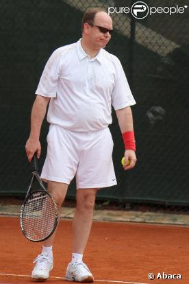 Le Prince Albert participe à un match de tennis amical avec   Guy Forget, Arnaud Boetsch et Patrick Poivre D'Arvor au Monte Carlo Country Club, à Monaco 