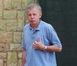  Patrick Poivre D'Arvor au Monte Carlo Country Club, à Monaco, dispute un match de tennis contre le Prince Albert de Monaco  