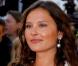 Virginie Ledoyen à Cannes ! Très jolie avec son décolleté ravageur ! Elle aussi a choisi un teint bonne mine qui se passe de maquillage élaboré et souligne les courbes de son visage.