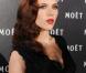La nouvelle rousse Scarlett Johansson, n'a rien perdu de son glamour ! Elle met en avant l'un de ses meilleurs atouts, ses lèvres pulpeuses, avec un rouge à lèvres très vif et glossy qui rappelle sa chevelure.