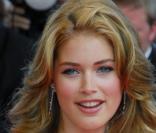 Doutzen Kroes, radieuse au Festival de Cannes avec un maquillage nude lui donnant un ravissant teint frais et rosé, l'alliance parfaite avec sa blondeur et ses yeux bleus. 