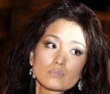 Gong Li, langoureuse, prend la pose dans un hôtel parisien ! Elle aussi choisit le teint nude et sans défauts jusque sur ses lèvres rose pâle, magnifiant la rondeur de son joli visage. 