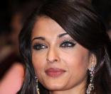 Aishwarya Rai à la première du film Pink Panther II au festival du film de Berlin, le 13 février 2009. La magnifique indienne habille ses lèvres d'un rose framboise qui rappelle sa robe, tandis que son regard vert hypnotisant est allongé à l'eyeliner