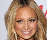 Nicole Richie, toujours aussi craquante avec son teint doré par le soleil de Californie ! Elle a choisi de simplement intensifier son regard avec un trait d'eye-liner et un mascara allongeant, pour de parfaits yeux de biche. 