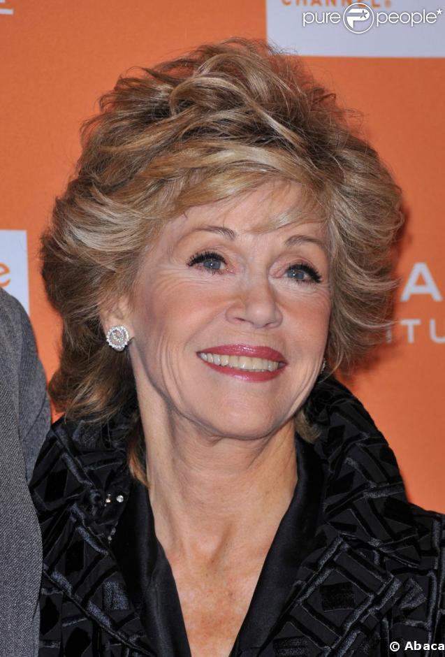 Jane Fonda, toujours aussi belle et rayonnante ! Elle mise sur un sourire éclatant souligné par un rouge à lèvres d'un rose soutenu. 