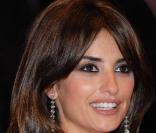 L'actrice ibère Penelope Cruz, lors du festival du film de Berlin, a choisi de mettre l'accent sur ses beaux yeux noisette avec un khôl d'un noir intense. Un joli blush rosé et un rouge à lèvres ton sur ton complètent ce maquillage réussi. 