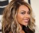 La star du R'n'B US Beyoncé, à L.A pour les Grammy Awards, avait choisi un smoky dans les tons de bruns pour magnifier son regard et son teint naturellement hâlé, le gloss rosé mettait parfaitement en valeur sa bouche pulpeuse.