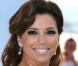 Eva Longoria, une bomba latina à Cannes ! Elle mise tout sur son regard brûlant, intensifié par un smoky charbonneux et d'immenses cils. Le teint et la bouche restent sobres, pour laisser la vedette aux yeux !