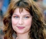 Laetitia Casta, radieuse à Cannes ! Ses lèvres roses sont mises en valeur par son teint de porcelaine.