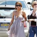 Halle Berry a troqué sa tenue de soirée contre une robe décontractée... Et ça le fait !
