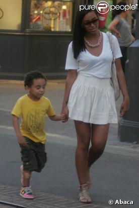 Solange Knowles et son petit Daniel, main dans la main dans les rues de Los Angeles hier.