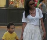 Solange Knowles et son petit Daniel, main dans la main dans les rues de Los Angeles hier.