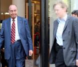Jacques Chirac en virée shopping avec sa garde du corps à Paris