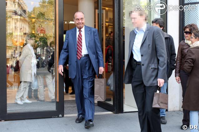 Jacques Chirac en virée shopping avec sa garde du corps à Paris