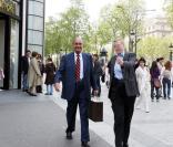 Jacques Chirac en virée shopping avec sa garde du corps à Paris