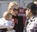 Nicole Kidman : avec sa fille dans les bras... elle donne un vrai baiser d'amour son mari !
