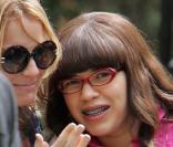 Tournage d'Ugly Betty autour du City Hall à New York le 24 avril 2009 : America Ferrera dans un look très suprenant ! 