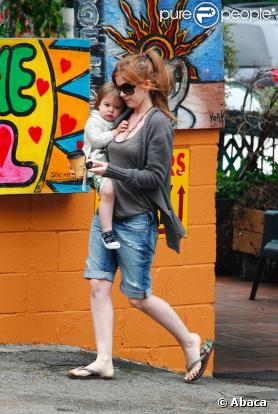 Isla Fisher se promène avec sa fille Olive à Beverly Hills le 23 avril 2009
