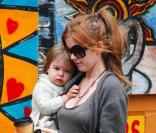 Isla Fisher se promène avec sa fille Olive à Beverly Hills le 23 avril 2009