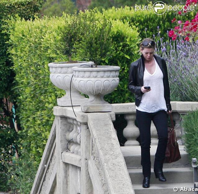 Ellen Pompeo à la sortie de sa maison à Los Angeles le 24 avril 2009