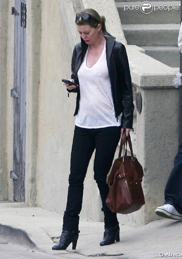 Ellen Pompeo a un joli petit ventre mais pas l'ombre d'un sourire ! 