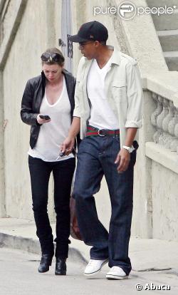 Ellen Pompeo et son mari Chris Ivery à la sortie de leur maison à Los Angeles le 24 avril 2009
