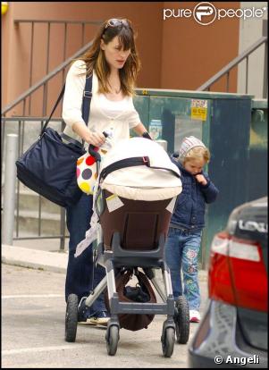 Jennifer Garner va chercher sa fille Violet à l'école avec son bébé Seraphina