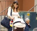 Jennifer Garner va chercher sa fille Violet à l'école avec son bébé Seraphina