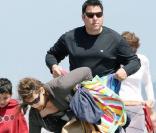 Greg Grunberg, sa femme Elizabeth et leurs trois enfants Jake, Sam et Ben s'éclatent à Malibu. 26/04/09