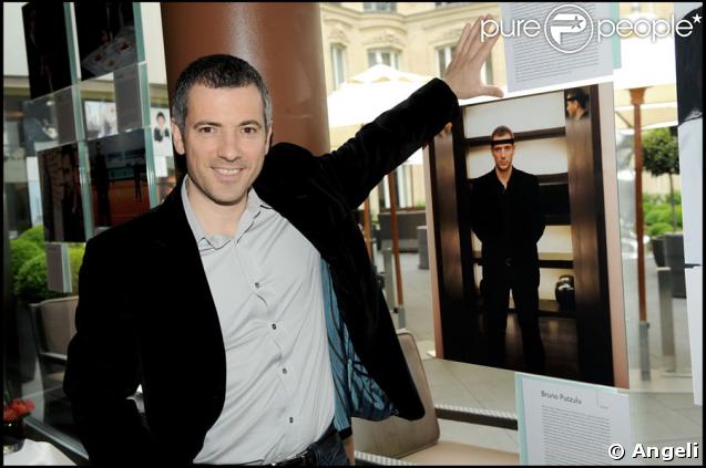 Bruno Putzulu devant sa photo qui figure dans le livre Des souvenirs pour mémoire de Didier Audebert et Gianni Soglia, à l'hôtel Fouquet's Barrière, le 27/04/09