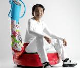 Kenzo Takada présente le Power Plate dont il a défini le design