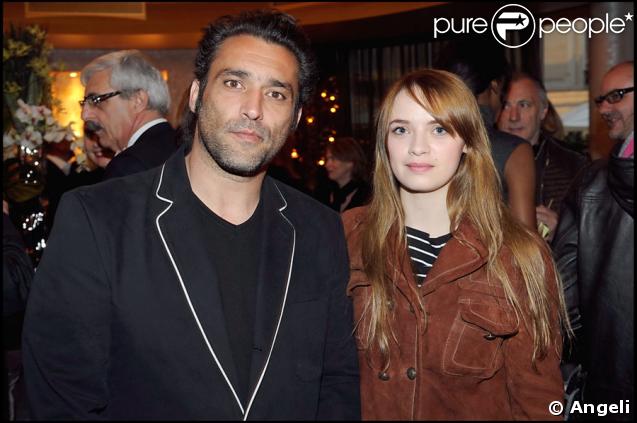 Sara Forestier et Jean-Pierre Martins lors de la soirée de lancement du livre Des souvenirs pour mémoire, le 27/04/09, à l'hôtel Fouquet's Barrière