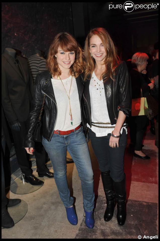 Emilie Dequenne et Claire Keim, deux fashion victims lors de la soirée-anniversaire pour les 10 ans de la collection femme de la marque IKKS, dans leur boutique rue d'Argout, à Paris, le 29 avril 2009 !
