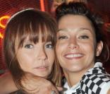 Gros câlin entre Emma de Caunes et Axelle Laffont, lors de la soirée-anniversaire pour les 10 ans de la collection femme de la marque IKKS, dans leur boutique rue d'Argout, à Paris, le 29 avril 2009 !