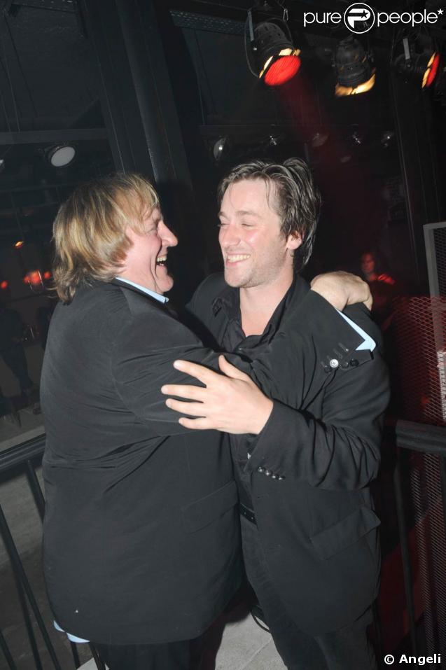 Gros câlin entre Gégé et Thomas Dutronc, lors de la soirée-anniversaire pour les 10 ans de la collection femme de la marque IKKS, dans leur boutique rue d'Argout, à Paris, le 29 avril 2009 !