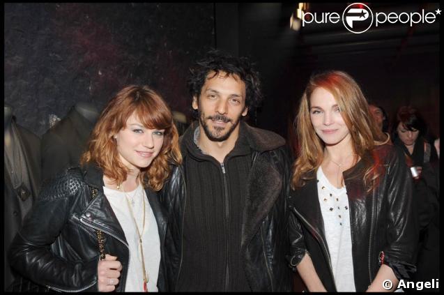 Tomer Sisley, très bien placé, entre les jolies Emilie Dequenne et Claire Keim, lors de la soirée-anniversaire pour les 10 ans de la collection femme de la marque IKKS, dans leur boutique rue d'Argout, à Paris, le 29 avril 2009 !
