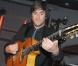 Thomas Dutronc gratte car ça le démange, lors de la soirée-anniversaire pour les 10 ans de la collection femme de la marque IKKS, dans leur boutique rue d'Argout, à Paris, le 29 avril 2009 !
