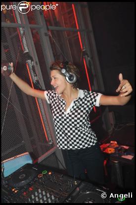 Emma de Caunes a mis le feu aux platines, lors de la soirée-anniversaire pour les 10 ans de la collection femme de la marque IKKS, dans leur boutique rue d'Argout, à Paris, le 29 avril 2009 !