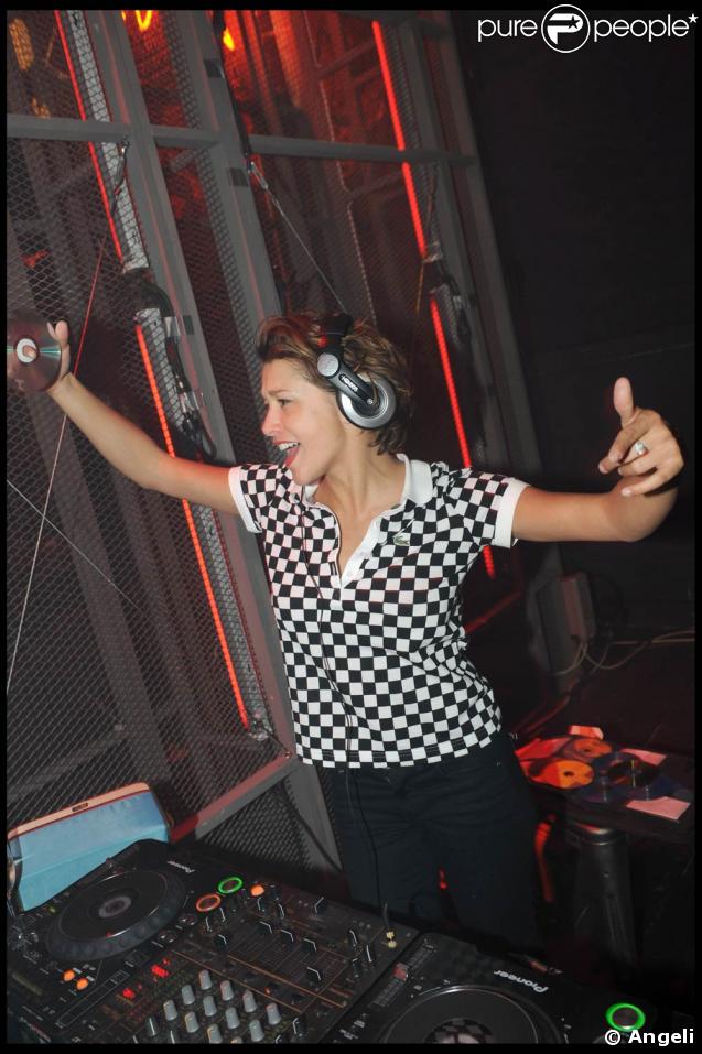 Emma de Caunes a mis le feu aux platines, lors de la soirée-anniversaire pour les 10 ans de la collection femme de la marque IKKS, dans leur boutique rue d'Argout, à Paris, le 29 avril 2009 !