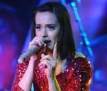 Malgré sa tenue très sage, Katy Perry n'a rien perdu de ses mimiques coquines, sur scène à Fort Lauderdale, en Floride, le 29 avril