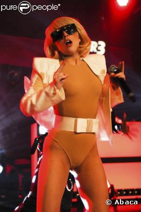Lady Gaga lors d'un show télévisé en Allemagne ! Sexy !